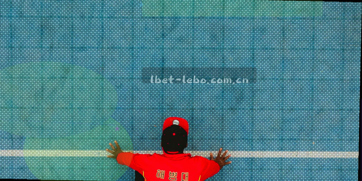 半透明玻璃层与细网格线交叠的抽象纹理，深墨蓝底配暖沙金描边